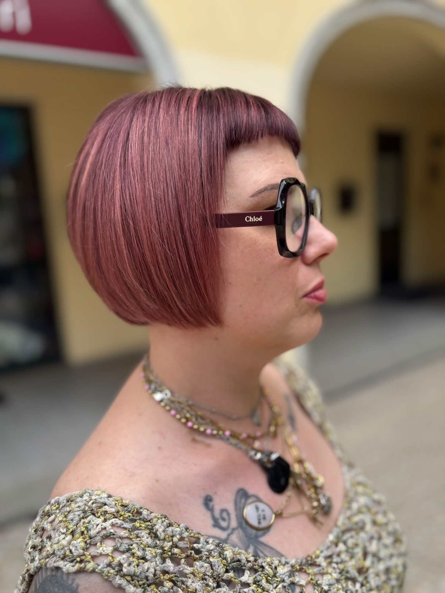 Taglio di capelli femminile eseguito con precisione