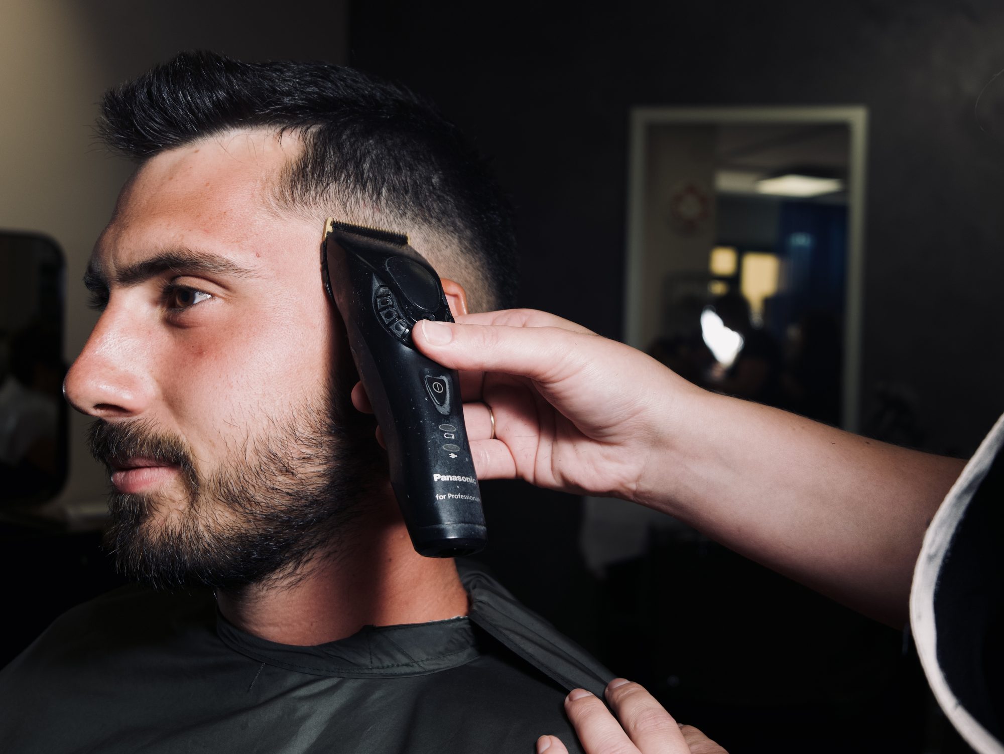 Taglio uomo eseguito con tecniche precise nel salone Riflessi